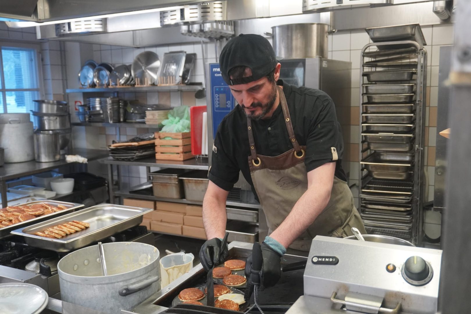 Ali paistaa blinejä